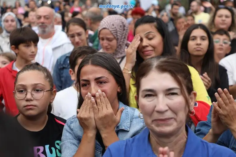 Mudanya Mütareke Meydanı’nda lösemiyi yenerek sağlığına kavuşan 11 yaşındaki Ali Demir Yakalı için duygusal bir kutlama yapıldı.