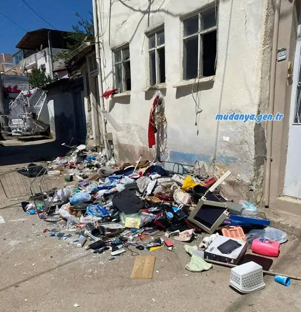 Mudanya ÇÖP EV - Aynı evi 3. kez şikayetler üzerine temizleten Muhtar Şeref Şaş duruma isyan ederek "Kamu kaynaklarıyla aynı evi daha kaç kez çöp yığınlarından temizleteceğiz" diyerek kalıcı çözüm için yetkilileri kalıcı çözüm üretmeye davet etti.
