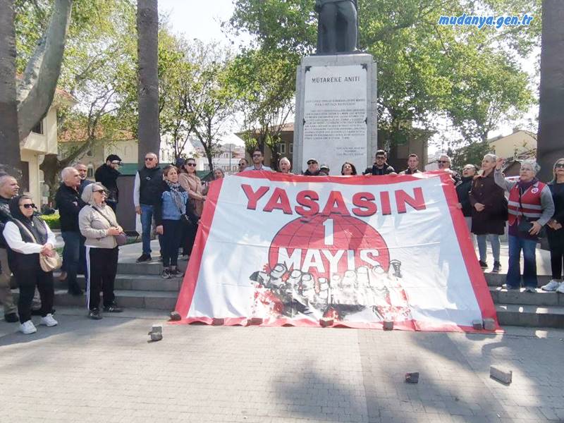 1 Mayıs İşçi Sınıfının Uluslararası Birlik, Mücadele ve Dayanışma Günü öncesinde Mudanya Demokrasi Platformu, Mütareke Meydanı’nda bir basın açıklaması gerçekleştirdi. Açıklamayı Genel-İş Sendikası temsilcisi Funda Akaltun okudu.
