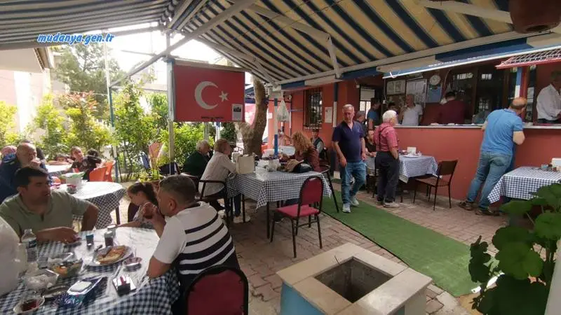 Mudanya-Güzelyalı Erzurumlular Yardımlaşma ve Kültür Derneği, yıllardır sürdürdüğü cağ kebabı geleneğiyle hemşerilerini ve misafirlerini bir araya getirmeye devam ediyor. Kuzu etinden, özel baharatlarla hazırlanarak odun ateşinde pişirilen cağ kebabı, her pazar düzenlenen etkinlikte misafirlere ikram ediliyor.