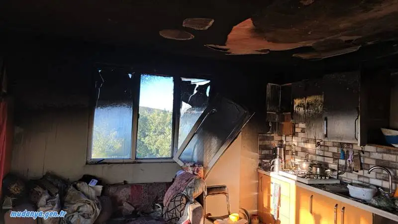 Mudanya ilçesi, Göynüklü Mahallesi sakinleri, bugün öğleden sonra korku dolu anlar yaşadı. Çiftlik Sokak'ta bulunan iki katlı müstakil bir evin mutfağında çıkan yangın, kısa süreli paniğe neden oldu