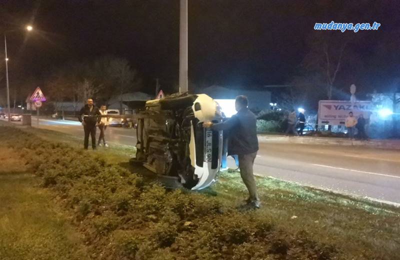 Bursa-Mudanya istikameti Güzelyalı kavşağında trafik kazası meydana geldi. İ.F.T. yönetimindeki 16 JLS 90 plakalı araç, direksiyon hakimiyetini kaybederek kontrolden çıktı. Araç, orta refüje çarpıp takla attıktan sonra refüjde bulunan aydınlatma direğine çarparak durabildi.