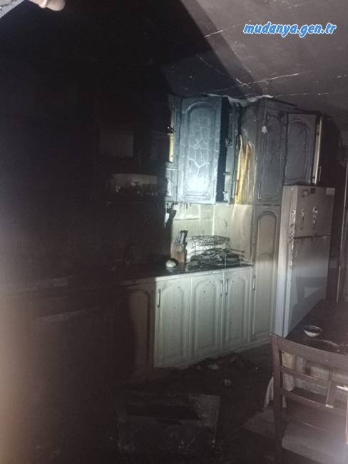 Mudanya’nın Halitpaşa Mahallesi’nde akşam saatlerinde çıkan yangın yürekleri ağza getirdi.