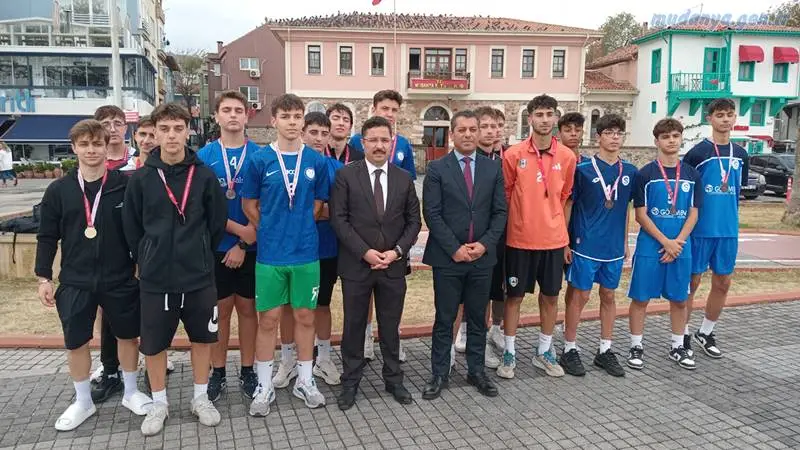 Dörtçelik Mesleki Anadolu Lisesi, Sami Evkuran Anadolu Lisesi, Güzelyalı Anadolu Lisesi, Mudanya Anadolu İmam Hatip Lisesi, ve Turhan Tayan Anadolu Lisesi öğrencilerinin yarıştığı bu anlamlı koşu, heyecan dolu anlara sahne oldu.