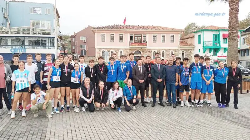 Mudanya Müterekesi 103 yıldönümü koşusu. Kızlar ve erkekler kategorisinde gerçekleşen yarışlar sonunda, sporcular madalyalarını Mudanya Kaymakamı Ayhan Terzi'nin elinden aldı.