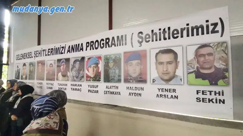 Mudanya Güzelyalı Burgaz Mahallesi Muhtarı Yüksel Kopuz ve Güzelyalı Sosyal Girişim Topluluğu tarafından düzenlenen programda, şehitler için dualar edildi.