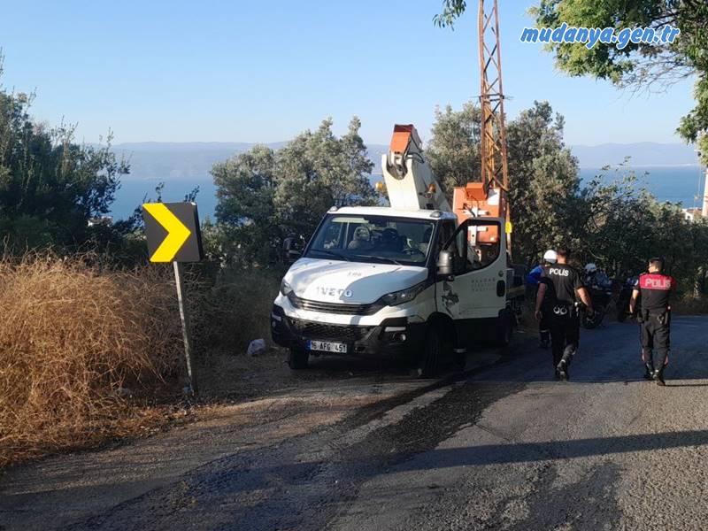 Mudanya Şükrü Çavuş Mahallesi Su Deposu ilerisi yol boyunda kurumuş otların tutuşması sonucu yangın çıktı.