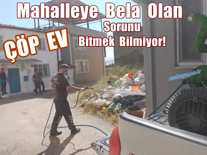 Mudanya'nın Şükrü Çavuş Mahallesi'nde mahalle sakinlerinin koku şikayetleri üzerine daha önce iki sefer Muhtar Şeref Şaş'ın girişimiyle Mudanya Belediyesi ekipleri tarafından boşaltılarak temizlenen çöp ev mahallenin başına yine bela oldu.
