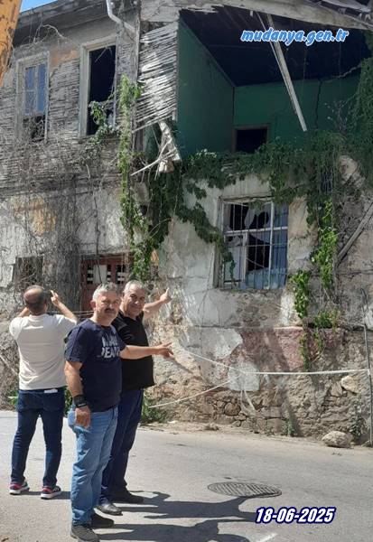 Mudanya Şükrü Çavuş Mahallesi Rüştiye Mektebi Sokak Selvilik Caddesi birleşiminde yıllardır yoldan gelip geçenler için hayati tehlike oluşturan metruk bina Mahalle Muhtarı Şeref ŞAŞ'ın yıllardır ısrarla sürdürdüğü başvuru ve çalışmalar sonucunda Mudanya Belediyesi ekipleri tarafından kontrollü olarak nihayet yıkıldı.