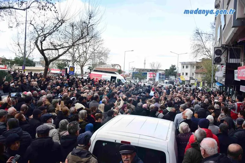 Cumhuriyet Halk Partisi (CHP) Bursa İl Başkanlığı, partinin Cumhurbaşkanı adayı ve İstanbul Büyükşehir Belediye Başkanı Ekrem İmamoğlu ile çalışma arkadaşlarının gözaltına alınmasının ardından bir basın açıklaması düzenledi. CHP Bursa Örgütü, yoğun katılımlı bir şekilde gerçekleştirilen açıklamada, yaşananları "halkın iradesine yönelik bir darbe girişimi" olarak nitelendirdi.