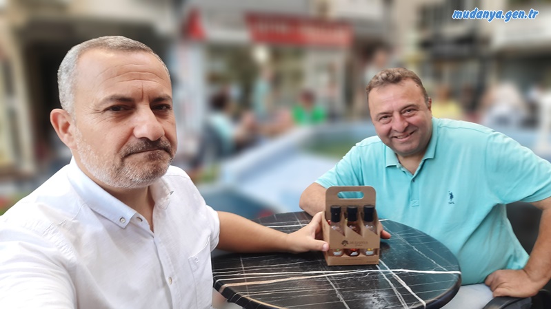 Geçtiğimiz günlerde Sinan Şentürk bana özel kutusunda altı farklı sirke içeren bir set hediye etti. Elma, gül, ananas, detoks, alıç ve enginar sirkesinden oluşan bu şık set, hem sağlık hem lezzet doluydu. Fabrikasyon tatlardan eser yoktu, her birini denedim ve gönül rahatlığıyla söyleyebilirim: Tam not aldılar.