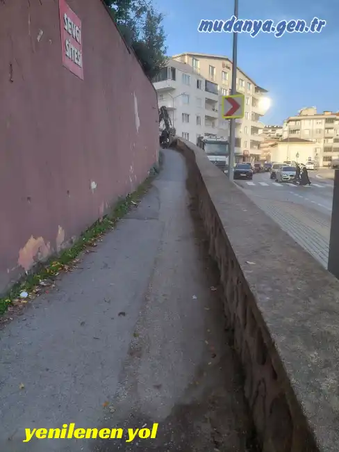 Yokuşları ve istinat duvarlarıyla bilinen Mudanya’nın Şükrü Çavuş Mahallesi’nde, muhtar Şeref Şaş’ın girişimleriyle başlatılan bakım ve onarım çalışmaları belediye desteğiyle sürüyor.