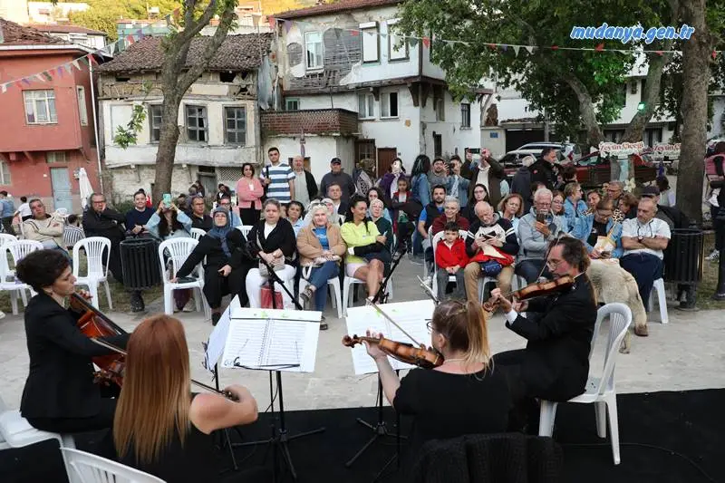 KEREM GÖRSEV - Mudanya’nın tarihi ve doğal güzellikleriyle öne çıkan mahallesi Tirilye, bu yıl ilk kez düzenlenen Zeytin Çiçeği Festivali ile yerli üreticiyle ziyaretçiyi bir araya getirdi. 