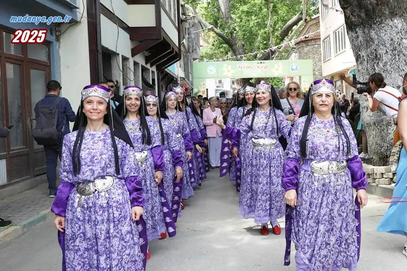Mudanya’nın tarihi ve doğal güzellikleriyle öne çıkan mahallesi Tirilye, bu yıl ilk kez düzenlenen Zeytin Çiçeği Festivali ile yerli üreticiyle ziyaretçiyi bir araya getirdi.