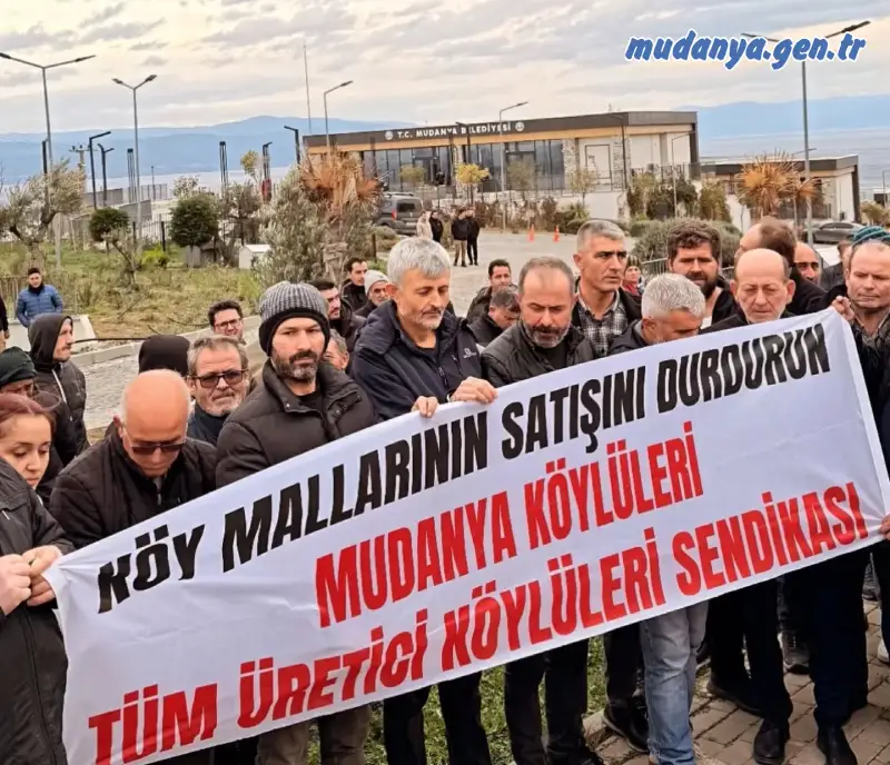 Mudanya Belediyesi’nin köy mülklerini birer birer ihaleye çıkarması üzerine sabrı taşan köylüler, bugün Yıldıztepe’de Belediye Binası önünde toplanarak Belediye Başkanı Deniz Dalgıç’a adeta "siyasi kırmızı kart" gösterdi.