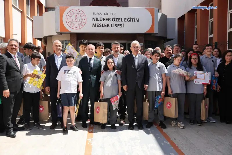Başkan Vekili Biba, öğrencilerin karne heyecanına ortak oldu