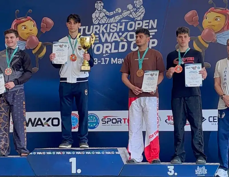 Antalya'da düzenlenen Dünya Kickboks Kupası Şampiyonası’nda Mudanyalı sporcular Bilal Dural ve Baran Ali Kılıç, elde ettikleri tarihi başarılarla göğsümüzü kabarttı. İlçemize bir dünya şampiyonluğu bir de dünya üçüncülüğü kazandıran sporcular, Mudanya'da büyük bir coşkuyla karşılandı.