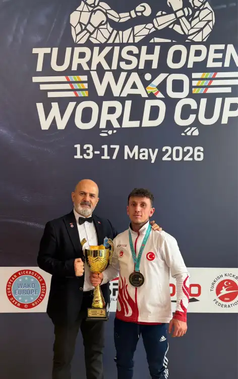Antalya'da düzenlenen Dünya Kickboks Kupası Şampiyonası’nda Mudanyalı sporcular Bilal Dural ve Baran Ali Kılıç, elde ettikleri tarihi başarılarla göğsümüzü kabarttı. İlçemize bir dünya şampiyonluğu bir de dünya üçüncülüğü kazandıran sporcular, Mudanya'da büyük bir coşkuyla karşılandı.