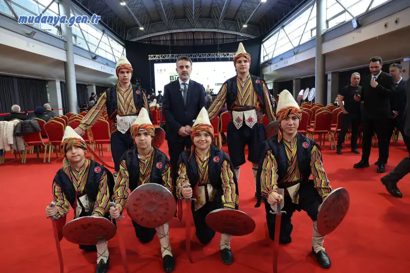 Tahtakıran Kılıç Kalkan ekibinin gösterisiyle renklenen festivalde, bu yılki 'Sürdürülebilirlik' temasına uygun olarak düzenlenen ‘Geri Dönüşümden Şef Bıçağı Yarışması’ büyük heyecana sahne oldu.