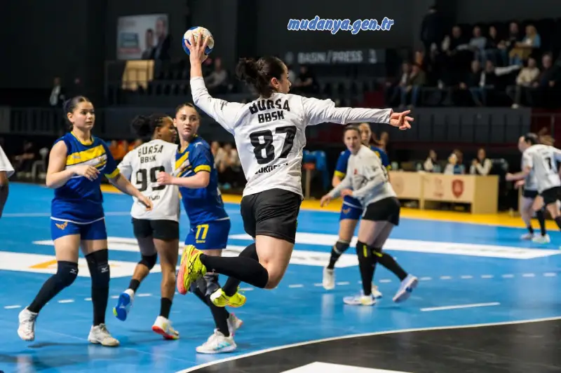 Kadınlar Hentbol Süper Ligi’nin lideri Bursa Büyükşehir Belediyespor, 50. Yıl Federasyon Kupası çeyrek finalinde Yenimahalle Belediyespor’u 33-26’lık skorla devirerek adını yarı finale yazdırdı.