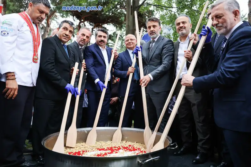 3 gün sürecek festivalin Bursa’nın gastronomi turizmine sağlayacağı katkıya değinen Büyükşehir Belediye Başkan Vekili Şahin Biba, “Şehrimizin asırlardır yaşayan lezzetlerini yeniden gün yüzüne çıkarıyor, Türkiye ve dünyayla buluşturuyoruz. Arzumuz, Bursa mutfağını hak ettiği yere taşımaktır” dedi.