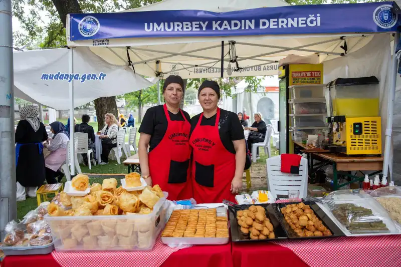 Bursa Büyükşehir Belediyesi tarafından Bursa Kültür, Turizm ve Tanıtma Birliği’nin katkılarıyla şehrin köklü mutfağını dünyaya tanıtmak, asırlık gastronomi kültürünü gün yüzüne çıkarmak ve yerel üreticileri görünür kılmak amacıyla düzenlenen 5. Bursa Uluslararası Gastronomi Festivali, adeta dev bir mutfağa dönüşen Merinos Parkı’nda başladı.