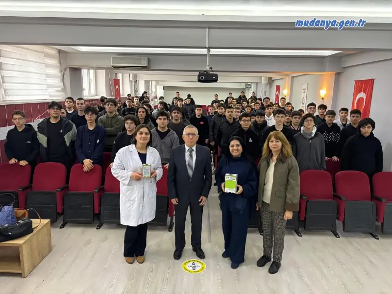 Çevre bilincini sosyal sorumlulukla harmanlayan Hürriyet Mesleki ve Teknik Anadolu Lisesi (MTAL), örnek bir etkinliğe imza attı. Okulun Ekolojik Eğitim Kulübü ile Kuraklık ve Su Okuryazarlığı Kulübü’nün iş birliğiyle düzenlenen konferansta, atık pillerin çevreye verdiği zararlar ve geri dönüşümün önemi masaya yatırıldı.