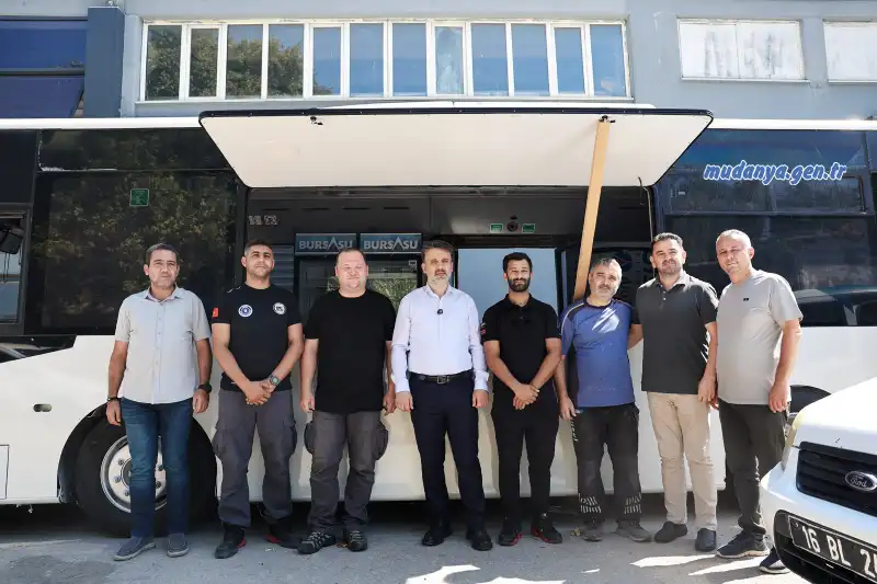 Bursa Büyükşehir Belediyesi Başkan Vekili Şahin Biba, olası afetlere hazırlık planı kapsamında Büyükşehir ekiplerince tasarlanan ve imalatı gerçekleştirilen ‘mobil ikram’ ve ‘mobil şarj istasyonu’ araçlarının yapım çalışmalarını inceledi.