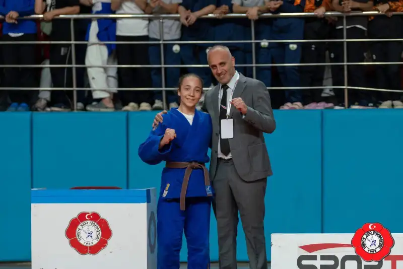Bursa’nın Mudanya ilçesinin genç judocusu Duru Şimşek, Karaman’da düzenlenen Spor Toto Minikler Türkiye Judo Şampiyonası’nda altın madalya kazanarak Türkiye Şampiyonu oldu.