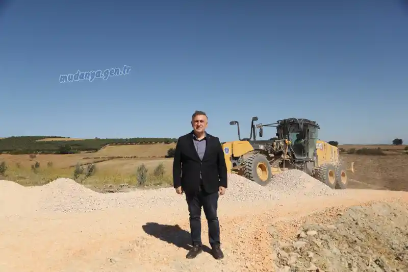 AK Parti Mudanya heyeti, Emirleryenicesi ile Çamlık arasındaki yaklaşık 1.800 metrelik yolda devam eden çalışmaları da inceledi.