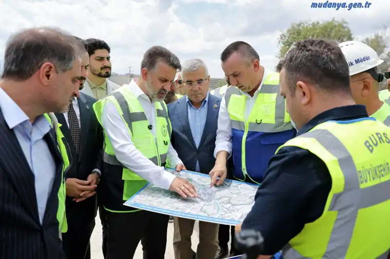 Bursa Büyükşehir Belediye Başkan Vekili Şahin Biba, Temmuz 2026’da ‘Geçit Köprüsü ve Bağlantı Yolları’ projesini yerinde denetlemiş ve “Okullar açılmadan yani 14 Eylül’den önce anayol kesimindeki çalışmalarımızı tamamlayacağız” açıklamasında bulunmuştu.