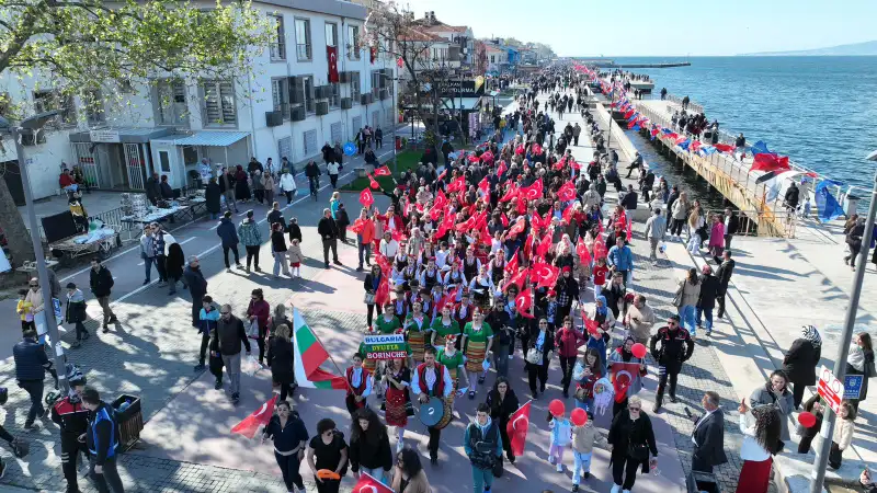 Mudanya’da 23 Nisan Ulusal Egemenlik ve Çocuk Bayramı, farklı ülkelerden gelen çocuk gruplarının katılımıyla kültürlerin buluştuğu özel bir programla kutlandı. KKTC ve Bulgaristan’dan gelen ekiplerle birlikte sahne alan çocukların gösterileri, dostluk ve kardeşliğin güçlü bir ifadesine dönüştü. 
