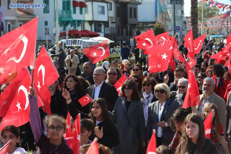 23 Nisan Ulusal Egemenlik ve Çocuk Bayramı Kutlama Töreninde  konuşmasını yapan Mudanya Belediye Başkanı Deniz Dalgıç, 23 Nisan’ın tarihi önemine değindi.