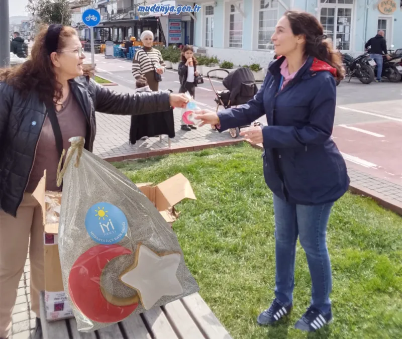 Mudanya İyi Parti - Etkinlik kapsamında, Türk bayrağının simgesi olan Ay ve Yıldız formunda, kırmızı-beyaz renklerle hazırlanan butik kurabiyeler Mudanyalılara "zaferin tatlı bir nişanesi" olarak sunuldu.