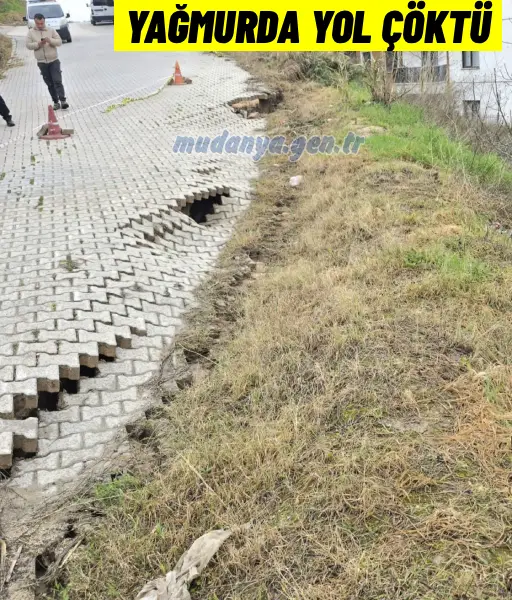 Bursa’nın Mudanya ilçesinde etkili olan sağanak yağışın ardından bir sokakta çökme yaşandı. Burgaz Mahallesi Kristal Park Evleri önündeki yolun yaklaşık bir metre çökmesi, bölge halkını sokağa döktü.