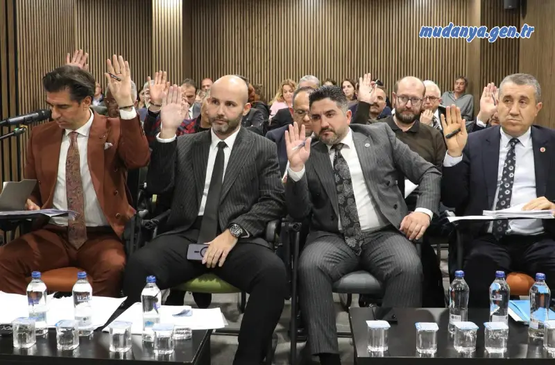Mudanya Belediye Meclisi’nin Mayıs ayı oturumu, ilçenin çehresini değiştirecek kentsel dönüşüm stratejilerinden, vatandaşın cebini koruyan ekonomik kararlara kadar tarihi anlara sahne oldu.