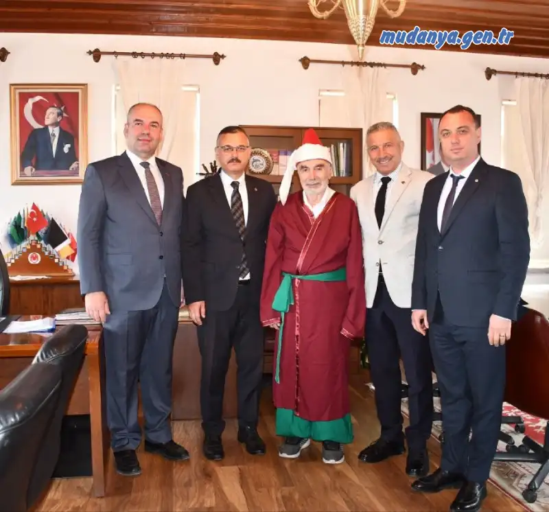 Mudanya Esnaf ve Sanatkârlar Odası Başkanı Ertan Abdulazizoğlu, Ahilik geleneğinin geçmişten geleceğe taşınmasının önemine dikkat çekerek, Nurettin Tül’ün Bursa’nın 2026 Yılın Ahisi seçilmesinin kendileri için gurur kaynağı olduğunu belirtti.
