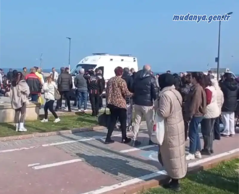 Bursa’nın Mudanya ilçesinde, Bursa Büyükşehir Belediyesine ait çöp kamyonunun (Çöp Taksi)&nbsp; altında kalan 5 yaşındaki çocuk hayatını kaybetti.