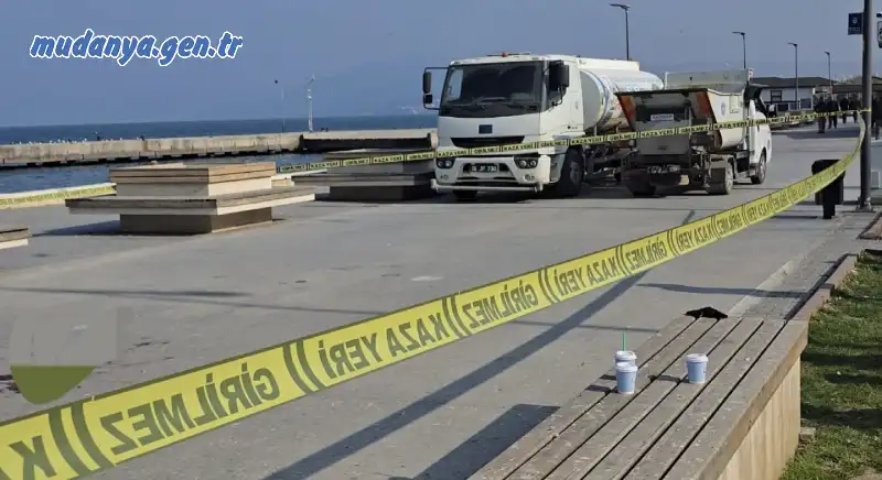 Bursa’nın Mudanya ilçesinde, Bursa Büyükşehir Belediyesine ait çöp kamyonunun (Çöp Taksi)&nbsp; altında kalan 5 yaşındaki çocuk hayatını kaybetti.