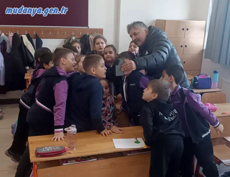 Kaymakam, belediye Başkanı, Daire Müdürleri ve devletin işleyişinde önemli görevleri yerine getiren birimlerin anlatıldığı derste öğrenciler "Mahallemiz Evimizdir. Temiz tutalım" söylemiyle hafızalara kazınan Mahalle Muhtarları Şeref Şaş ile bir araya gelmek istediler. Muhat Şaş'a iletilen istek karşılıksız kalmadı. 