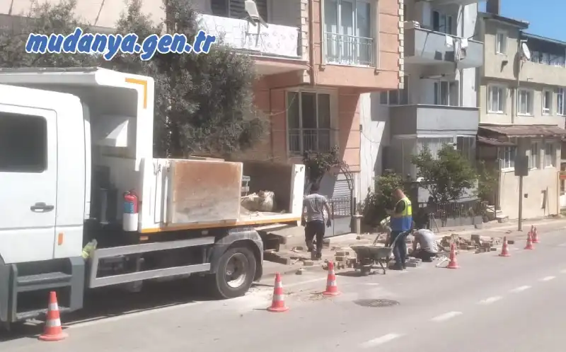 Mudanya Hasanbey Mahallesi Engin Adıyaman Caddesi Sinderella Çocuk Parkı karşısındaki kaldırımda oluşan çökme Muhtar Vezir Sağlam'ın girişimiyle Büyükşehir Belediyesi ekiplerince giderildi.