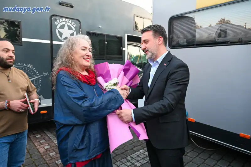 HIDIRELLEZ  BURSA'DA ŞENLİKLE KUTLANDI. Şenliğin finalinde sevilen sanatçı Suzan Kardeş sahne aldı. Enerjik sahne performansı ve seslendirdiği Balkan ezgileriyle Bursalılara unutulmaz bir gece yaşatan sanatçıya, katkılarından dolayı çiçek ve hediye takdim edildi.