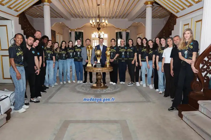 Sezona Süper Kupa zaferiyle başlayan, EHF Avrupa Kupası’nda ise finalin kapısından dönen, ardından 50. Yıl Federasyon Kupası’nı kazanma başarısı gösteren Bursa Büyükşehir Belediyespor, Kadınlar Hentbol Süper Ligi’nde de zafere ulaşarak sezonu 3 kupayla tamamladı.