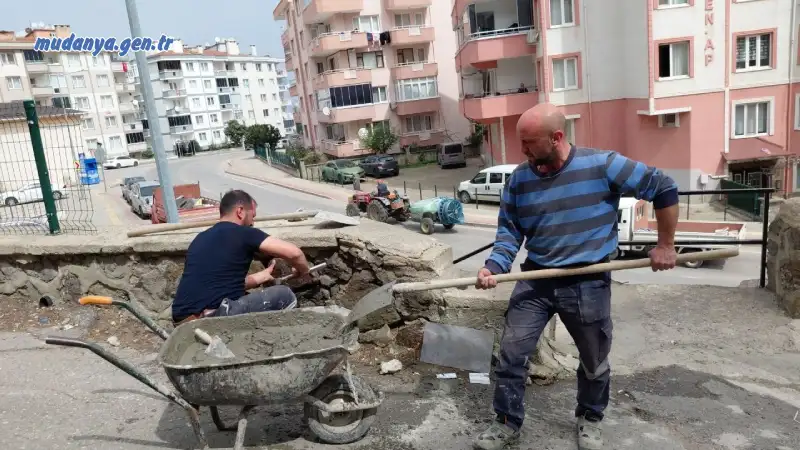 Muhtar Şaş’ın girişimleri neticesinde; Engin Adıyaman Caddesi, Su Deposu Mevkii ve Sevgi Sitesi önünde yağmur sularının zarar verdiği istinat duvarları ile deforme olan merdivenlerde Mudanya Belediyesi ekiplerince onarım çalışması başlatıldı.