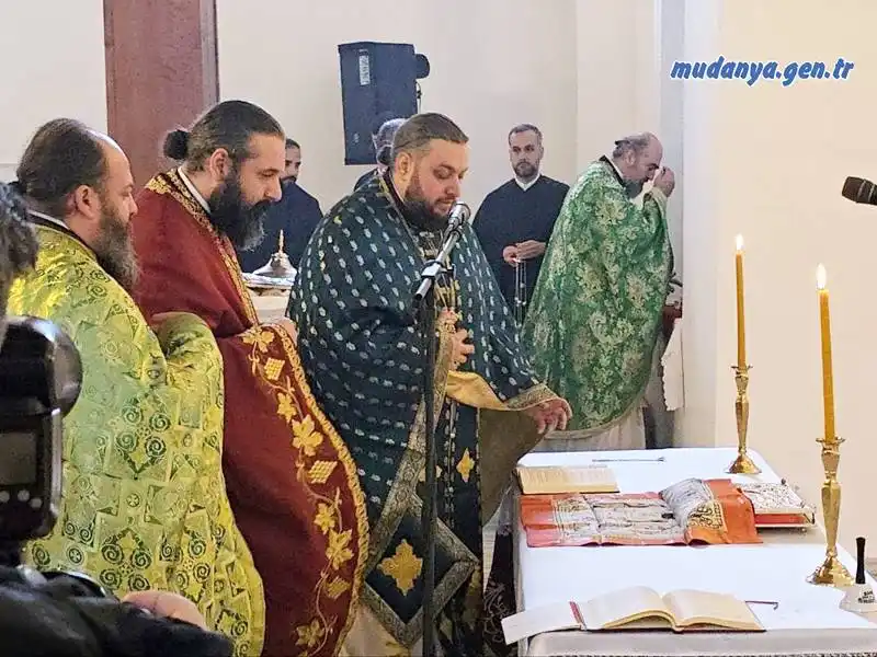 Tirilye’de töreni ibadethane vasfı olmayan şu anda kültür merkezi olarak kullanılan eski kilisede özel izinle düzenlenen ayini, Fener Rum Patriği Bartholomeos adına Fener Rum Patrikhanesi Silivri Metropoliti Maksimos Vgenopulos tarafından yönetildi.