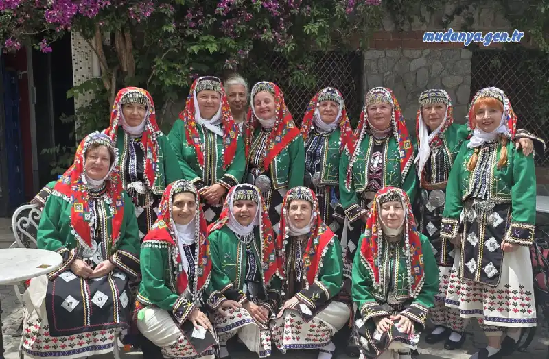 Türkiye Yardım Sevenler Derneği’nin davetlisi olarak Mudanya’ya gelen Bursa Yaren Halk Oyunları Ekibi, Mudanya Mütareke Meydanı’nda renkli bir gösteri sundu.