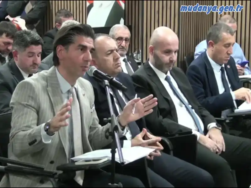 AK Parti Cumhur İttifakı Meclis Grup Sözcüsü Yusuf Alper Ömeroğulları, Başkan Dalgıç’ın göreve gelir gelmez Hasköy'de 312 milyon TL değerinde arazi sattığını hatırlatarak, bu devasa gelirin vaat edilen projeler için yeterli olması gerektiğini, ancak belediyenin hala satışlara devam ettiğini belirtti.