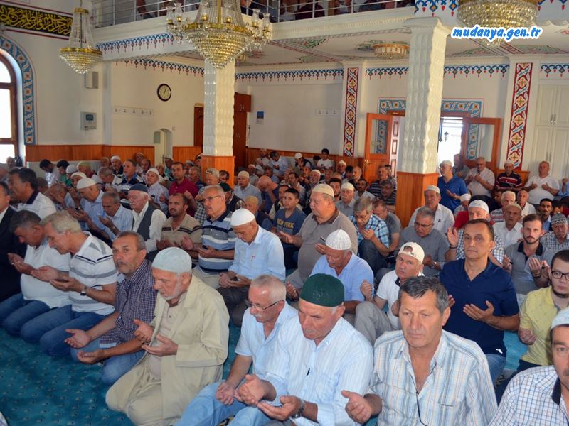 Mudanya Tekke-i Cedid Camisinde Cuma Namazı öncesi okunan mevlit ve kuran-ı Kerim Tilavetlerinin ardında yapılan hatim duasıyla 15 Temmuz Gecesi 250 şehit ve bu güne kadar vatan uğruna şehit düşenlere armağan edildi. Namaz çıkışı Mudanya Kaymakamlığının şehitler için döktürdüğü lokma dağıtımıyla etkinlik sona erdi.