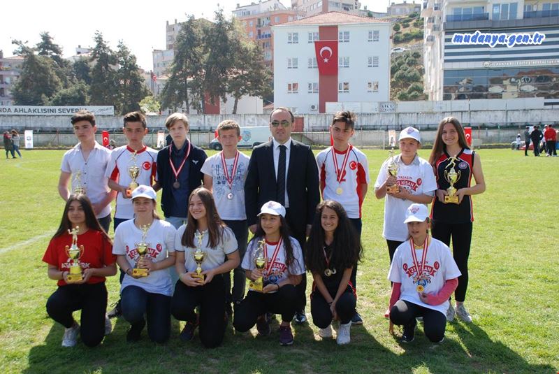 23 Nisan Ulusal Egemenlik ve Çocuk Bayramı törenlerinde, Mudanya Kaymakamı Faik Oktay SÖZER, çeşitli yarışmalarda derece alan çocuklara hediyelerini ve kupalarını verdi