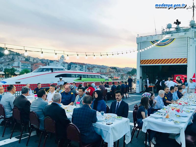 Mudanya'da şehit aileleri ve gaziler TCSG 702 Güven Gemisi'nde oruç açtı.
